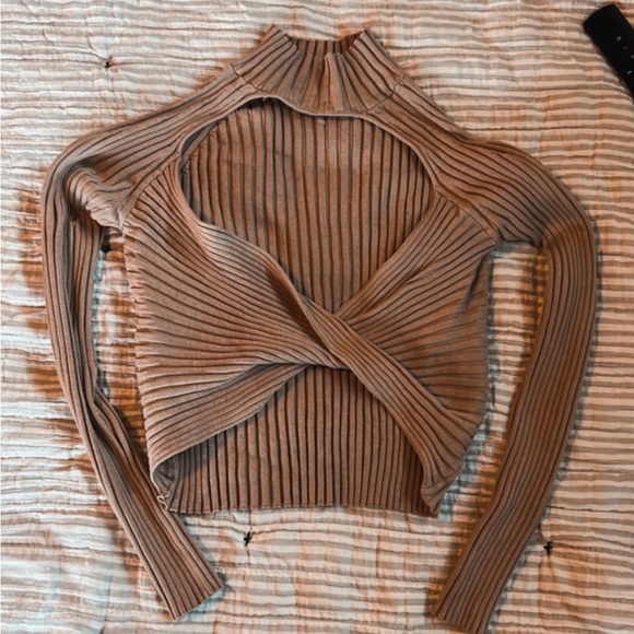 Long sleeve crop, open back w/ Twist!! Size M - Picture 2 of 2